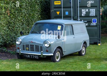 2023 septembre : minifourgonnette classique grise à la réunion de course Goodwood Revival. Banque D'Images