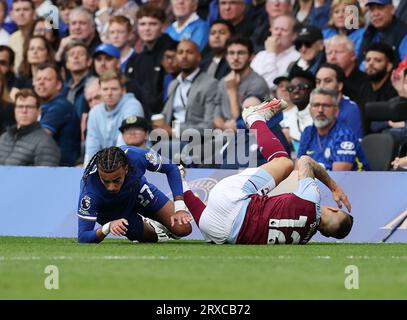 Londres, Royaume-Uni. 24 septembre 2023. Malo Gusto de Chelsea est expulsé après un tackle sur Lucas digne d'Aston Villa pendant le match de Premier League à Stamford Bridge, Londres. Le crédit photo devrait se lire : David Klein/Sportimage crédit : Sportimage Ltd/Alamy Live News Banque D'Images