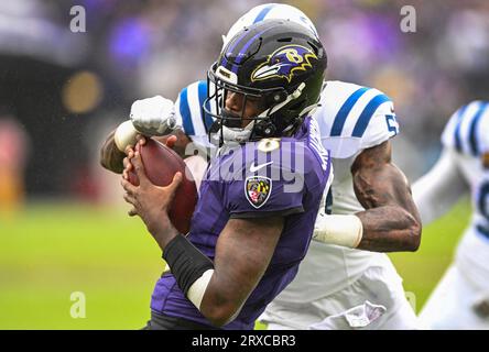 Baltimore, États-Unis. 24 septembre 2023. Le quarterback des Ravens de Baltimore Lamar Jackson (8) marque contre les Colts d'Indianapolis lors d'une course de 8 yards en première mi-temps au M&T Bank Stadium de Baltimore, Maryland, le dimanche 24 septembre 2023. Photo de David Tulis/UPI crédit : UPI/Alamy Live News Banque D'Images