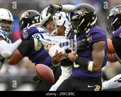 Baltimore, États-Unis. 24 septembre 2023. Le quarterback des Ravens de Baltimore Lamar Jackson (8) fouille le ballon sous la pression des Colts d'Indianapolis Henry Black (36) lors de la première mi-temps au M&T Bank Stadium de Baltimore, Maryland, le dimanche 24 septembre 2023. Photo de David Tulis/UPI crédit : UPI/Alamy Live News Banque D'Images