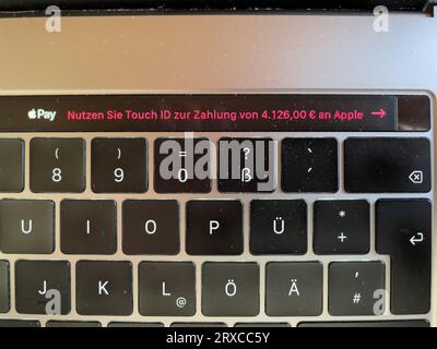 Nuremberg, Allemagne - 15 septembre 2023 : Applepay ohn a MacBook Pro TouchBar. Banque D'Images