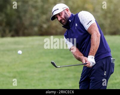 Sugar Grove, États-Unis. 24 septembre 2023. Dustin Johnson, des É.-U., marque sur le premier green lors de la troisième ronde du tournoi de la LIV Golf League 2023 à Rich Harvest Farms à Sugar Grove, Illinois, le dimanche 24 septembre 2023. Le tournoi se déroule du 22 au 24 septembre. Photo de Tannen Maury/UPI crédit : UPI/Alamy Live News Banque D'Images