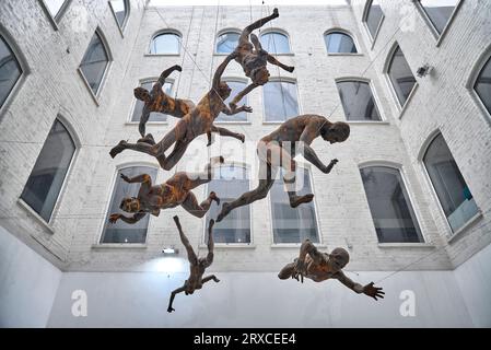 Sculpture suspendue de personnages tombants appelés Déluge par Toin Adams à la Custard Factory, Digbeth, Deritend, Birmingham Angleterre Royaume-Uni Banque D'Images