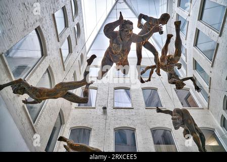 Sculpture suspendue de personnages tombants appelés Déluge par Toin Adams à la Custard Factory, Digbeth, Deritend, Birmingham Angleterre Royaume-Uni Banque D'Images