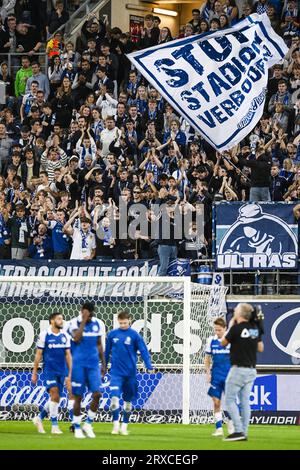 Gand, Belgique. 24 septembre 2023. Les supporters de Gand célèbrent après avoir remporté un match de football entre KAA Gent et KAS Eupen, dimanche 24 septembre 2023 à Gand, le jour 08 de la saison 2023-2024 de la Jupiler Pro League première division du championnat belge. BELGA PHOTO TOM GOYVAERTS crédit : Belga News Agency/Alamy Live News Banque D'Images