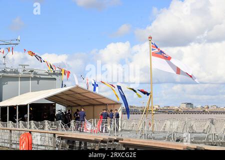 Bordeaux, France. 22 septembre 2023. Visite du roi Charles III et de la reine Camilla à Bordeaux le 22 septembre 2023. Le navire de guerre de la Royal Navy HMS Iron Duke après avoir reçu le roi Charles III et la reine Camilla à bord. Bordeaux, Gironde, France, Europe. Photo Hugo Martin / Alamy Live News. Banque D'Images