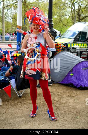 Une dame habillée très intelligemment dans une robe King Charles et célébrant après avoir obtenu une place au Mall London pour le couronnement du Roi Charles. Banque D'Images