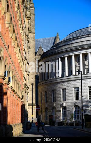 Vue extérieure du bâtiment incurvé de la bibliothèque centrale de Manchester au Royaume-Uni Banque D'Images