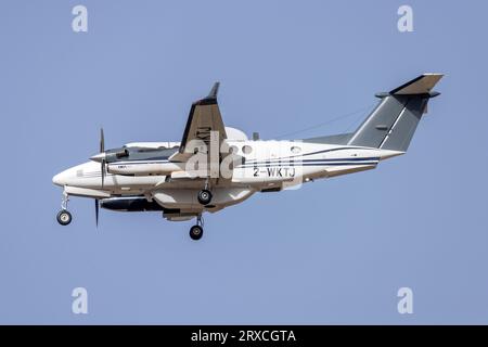 DEA Aviation Limited B300 Super King Air (REG : 2-WKTJ) en finale piste 31. Banque D'Images