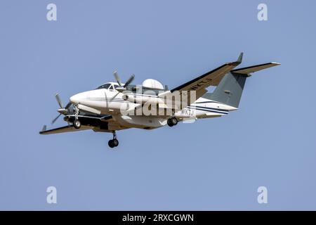 DEA Aviation Limited B300 Super King Air (REG : 2-WKTJ) en finale piste 31. Banque D'Images