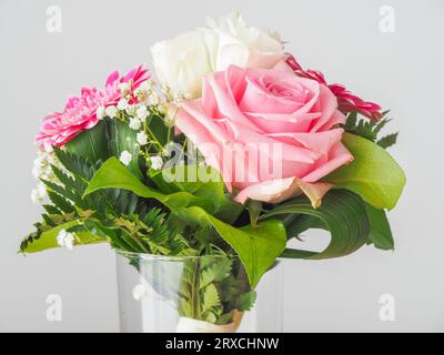 Bouquet de fleurs roses avec roses, tulipes et gerbera Banque D'Images