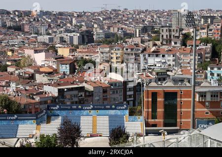 Vue panoramique sur le quartier Beyoğlu d'Istanbul avec le stade de football Kasımpaşa Spor au premier plan Banque D'Images