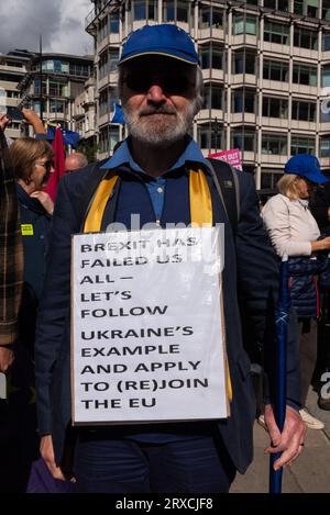 National Rejoin March II à Londres, Royaume-Uni. Rassemblement de protestation pour que le Royaume-Uni rejoigne l'Union européenne. Pancarte : Suivez l'exemple de l'Ukraine Banque D'Images