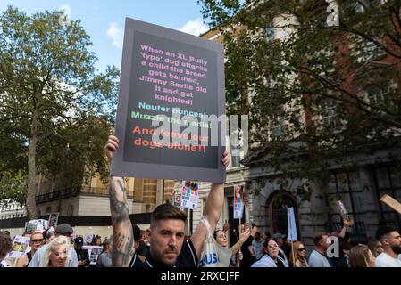 Manifestation contre l'interdiction des chiens XL Bully au Royaume-Uni d'ici fin 2023. Le XL est une variante de la race American Bully. Référence à Jimmy Saville fait chevalier Banque D'Images