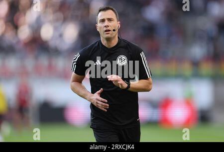 Frankfurt am main, Deutschland. 24 septembre 2023. 24.09.2023, Fussball Bundesliga, Eintracht Frankfurt - SC Freiburg, emonline, emspor, v.l., Schiedsrichter Felix Zwayer LES RÈGLEMENTS DFL/DFB INTERDISENT TOUTE UTILISATION DE PHOTOGRAPHIES COMME SÉQUENCES D'IMAGES ET/OU QUASI-VIDÉO. Xdcx crédit : dpa/Alamy Live News Banque D'Images