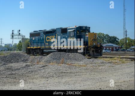 Le moteur CSX GP38-3 (EMD) est assis seul sur une voie d'évitement dans la cour de commutation CSX avec un ballast supplémentaire à l'avant à Montgomery Alabama, États-Unis. Banque D'Images