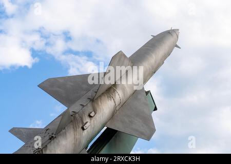 Vieux missiles antiaériens gris de fabrication soviétique Banque D'Images