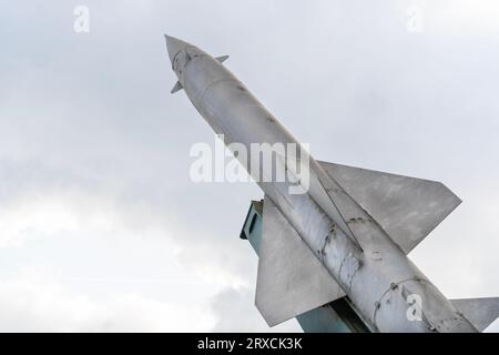 Vieux missiles antiaériens gris de fabrication soviétique Banque D'Images