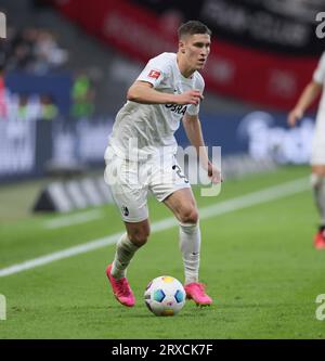 Frankfurt am main, Deutschland. 24 septembre 2023. 24.09.2023, Fussball Bundesliga, Eintracht Frankfurt - SC Freiburg, emonline, emspor, v.l., Roland Sallai (SC Freiburg) LES RÈGLEMENTS DFL/DFB INTERDISENT TOUTE UTILISATION DE PHOTOGRAPHIES COMME SÉQUENCES D'IMAGES ET/OU QUASI-VIDÉO. Xdcx crédit : dpa/Alamy Live News Banque D'Images