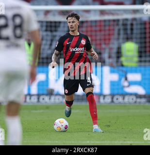 Frankfurt am main, Deutschland. 24 septembre 2023. 24.09.2023, Fussball Bundesliga, Eintracht Frankfurt - SC Freiburg, emonline, emspor, v.l., Robin Koch (Eintracht Frankfurt) LES RÈGLEMENTS DFL/DFB INTERDISENT TOUTE UTILISATION DE PHOTOGRAPHIES COMME SÉQUENCES D'IMAGES ET/OU QUASI-VIDÉO. Xdcx crédit : dpa/Alamy Live News Banque D'Images