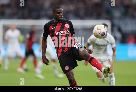 Frankfurt am main, Deutschland. 24 septembre 2023. 24.09.2023, Fussball Bundesliga, Eintracht Frankfurt - SC Freiburg, emonline, emspor, v.l., Niels Nkounkou (Eintracht Frankfurt) LES RÈGLEMENTS DFL/DFB INTERDISENT TOUTE UTILISATION DE PHOTOGRAPHIES COMME SÉQUENCES D'IMAGES ET/OU QUASI-VIDÉO. Xdcx crédit : dpa/Alamy Live News Banque D'Images