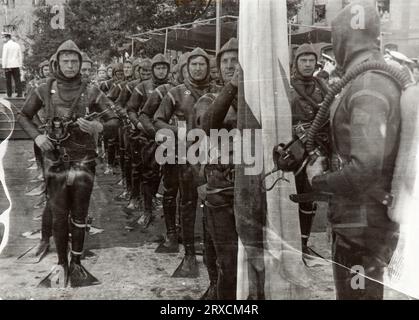 Un groupe de forces d'élite amphibies de l'ex-Union soviétique pendant l'entraînement et le défilé en forme soviétique a occupé l'Estonie au début des années quatre-vingt Banque D'Images