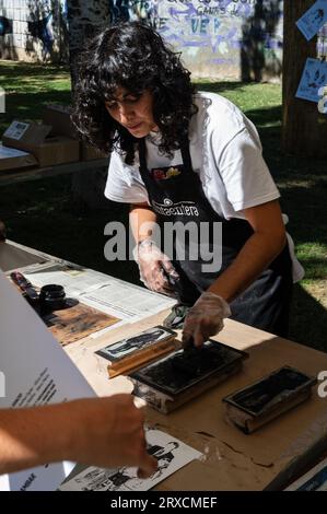 Affiches DIY avec Natalia Royo de Tintentera au Festival International d'Art urbain Asalto à Saragosse, Espagne Banque D'Images