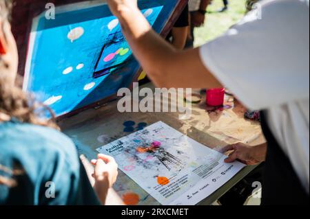 Affiches DIY avec Natalia Royo de Tintentera au Festival International d'Art urbain Asalto à Saragosse, Espagne Banque D'Images