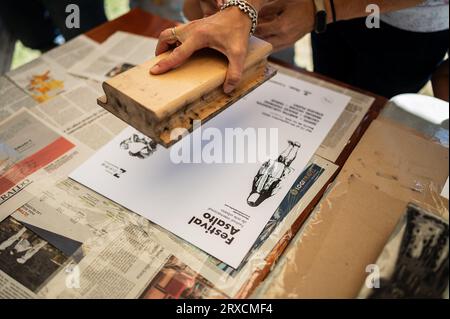 Affiches DIY avec Natalia Royo de Tintentera au Festival International d'Art urbain Asalto à Saragosse, Espagne Banque D'Images