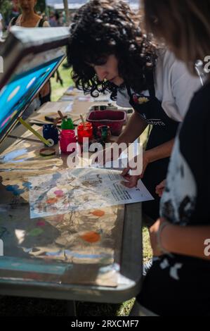 Affiches DIY avec Natalia Royo de Tintentera au Festival International d'Art urbain Asalto à Saragosse, Espagne Banque D'Images