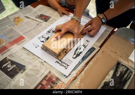 Affiches DIY avec Natalia Royo de Tintentera au Festival International d'Art urbain Asalto à Saragosse, Espagne Banque D'Images