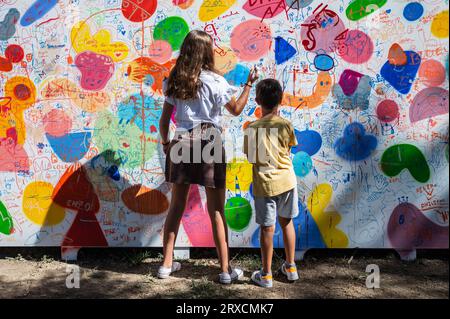 Murale participative au Festival International d'Art urbain Asalto à Saragosse, Espagne Banque D'Images