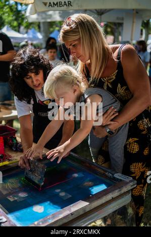 Affiches DIY avec Natalia Royo de Tintentera au Festival International d'Art urbain Asalto à Saragosse, Espagne Banque D'Images