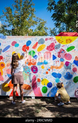 Murale participative au Festival International d'Art urbain Asalto à Saragosse, Espagne Banque D'Images