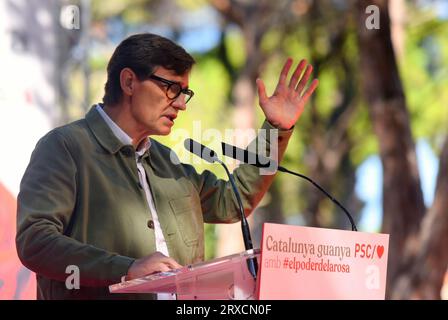 Gava, Espagne. 24 septembre 2023. Le Premier secrétaire du PSC Salvador Illa Roca intervient lors de la fête des roses du Parti socialiste catalan à Gava. Le parti politique PSC (Parti socialiste de Catalogne) célèbre la fête de la rose dans la ville de Gava où le premier secrétaire du Parti socialiste ouvrier espagnol (PSOE) et président par intérim du gouvernement espagnol Pedro Sanchez a assisté avec le premier secrétaire du PSC Salvador Illa et la maire de Gava, Gemma Badia. (Photo Ramon Costa/SOPA Images/Sipa USA) crédit : SIPA USA/Alamy Live News Banque D'Images