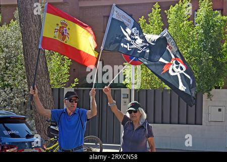 Deux personnes protestent avec des drapeaux pirates et un slogan de traître Sanchez pour leur éventuelle admission au mouvement indépendantiste lors de la fête de la rose du Parti socialiste catalan à Gavà. Le parti politique PSC (Parti socialiste de Catalogne) célèbre la fête de la rose dans la ville de Gava où le premier secrétaire du Parti socialiste ouvrier espagnol (PSOE) et président par intérim du gouvernement espagnol Pedro Sanchez a assisté avec le premier secrétaire du PSC Salvador Illa et la maire de Gava, Gemma Badia. (Photo Ramon Costa/SOPA Images/Sipa USA) Banque D'Images