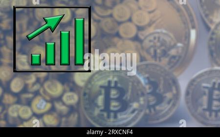 bitcoin coins avec augmentation positive sur le côté vert de la croissance de la valeur du graphique Banque D'Images