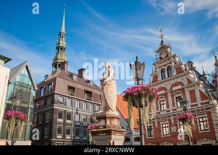 Place de la mairie dans le centre-ville de la vieille ville de Riga, Lettonie. Banque D'Images