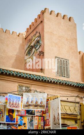 Marrakech, Maroc, 8 avril 2023. Extérieur d'une boutique d'art avec des peintures colorées à la médina de Marrakech dans une journée ensoleillée. Banque D'Images