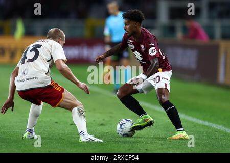 Torino, Italie. 24 septembre 2023. Rasmus Kristensen de AS Roma se bat pour le ballon lors du match de Serie A entre Torino FC et AS Roma au Stadio Olimpico le 24 2023 septembre à Turin, Italie . Crédit : Marco Canoniero/Alamy Live News Banque D'Images