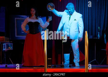 Eaubonne, France. 23 septembre 2023. Magicien - mentaliste - hypnotiseur Valjemiflo et sa fille Azuna se produisent sur scène à Eaubonne, France. Banque D'Images