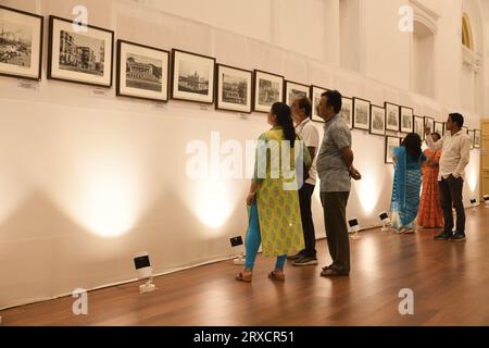 Kolkata, Inde. 24 septembre 2023. 'La ville de Calcutta et sa vie : 1870-1920', trois jours (du 22 au 24 septembre 2023) durée exposition de 1870-1920 photographies rares de Calcutta (Kolkata) capturées par des photographes britanniques inconnus qui a été organisée par l'Administrateur général et Trustee officiel (AGOT), Gouvernement du Bengale occidental et organisée par Biplab Roy, AGOT. (Photo de Biswarup Ganguly/Pacific Press) crédit : Pacific Press Media production Corp./Alamy Live News Banque D'Images