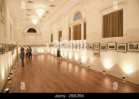 Kolkata, Inde. 24 septembre 2023. 'La ville de Calcutta et sa vie : 1870-1920', trois jours (du 22 au 24 septembre 2023) durée exposition de 1870-1920 photographies rares de Calcutta (Kolkata) capturées par des photographes britanniques inconnus qui a été organisée par l'Administrateur général et Trustee officiel (AGOT), Gouvernement du Bengale occidental et organisée par Biplab Roy, AGOT. (Photo de Biswarup Ganguly/Pacific Press) crédit : Pacific Press Media production Corp./Alamy Live News Banque D'Images