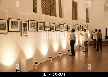 Kolkata, Inde. 24 septembre 2023. 'La ville de Calcutta et sa vie : 1870-1920', trois jours (du 22 au 24 septembre 2023) durée exposition de 1870-1920 photographies rares de Calcutta (Kolkata) capturées par des photographes britanniques inconnus qui a été organisée par l'Administrateur général et Trustee officiel (AGOT), Gouvernement du Bengale occidental et organisée par Biplab Roy, AGOT. (Photo de Biswarup Ganguly/Pacific Press) crédit : Pacific Press Media production Corp./Alamy Live News Banque D'Images