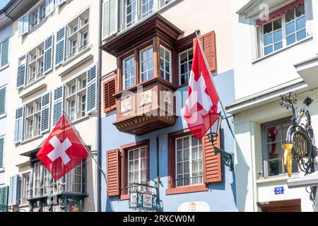 Façades de balcon avec drapeaux suisses, Augustinergasse, ville de Zürich, Zürich, Suisse Banque D'Images