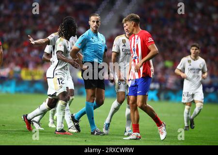 Madrid, Espagne. 24 septembre 2023. Arbitre se prépare à montrer le carton jaune lors de la Liga EA Sports Match Day 6 entre l'Atletico de Madrid et le Real Madrid au stade Civitas Metropolitano à Madrid, Espagne, le 24 septembre 2023. Crédit : Edward F. Peters/Alamy Live News Banque D'Images