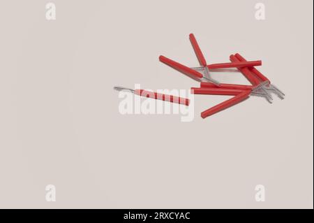 cure-dents en plastique rouge sur fond blanc Banque D'Images