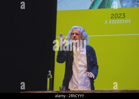 Vérone, Italie. 22 septembre 2023. Alessandro Bergonzoni pendant Alessandro Bergonzoni - Capolavorare - Lectio sulla Crealta, Théâtre de Vérone, Italie, septembre 22 2023 crédit : Agence photo indépendante/Alamy Live News Banque D'Images