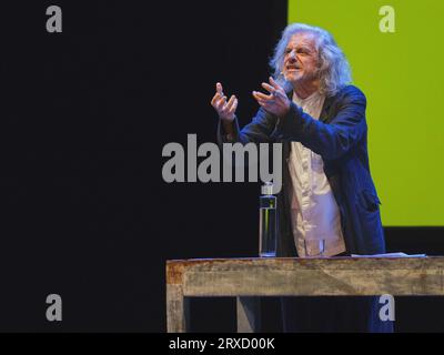 Vérone, Italie. 22 septembre 2023. Alessandro Bergonzoni pendant Alessandro Bergonzoni - Capolavorare - Lectio sulla Crealta, Théâtre de Vérone, Italie, septembre 22 2023 crédit : Agence photo indépendante/Alamy Live News Banque D'Images