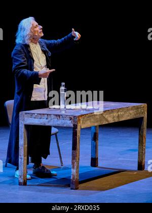 Vérone, Italie. 22 septembre 2023. Alessandro Bergonzoni pendant Alessandro Bergonzoni - Capolavorare - Lectio sulla Crealta, Théâtre de Vérone, Italie, septembre 22 2023 crédit : Agence photo indépendante/Alamy Live News Banque D'Images